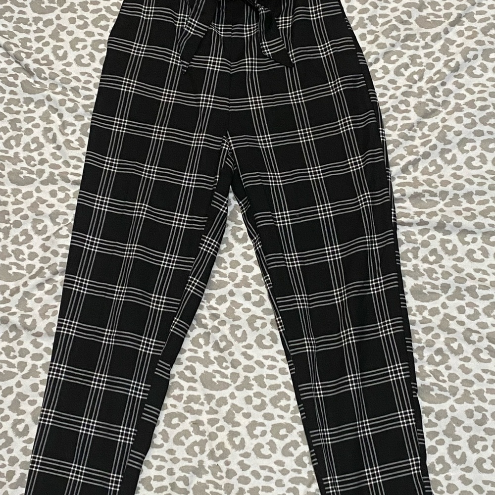 H&M Black and White Plaid Pants with Pockets and Tie Waist Belt